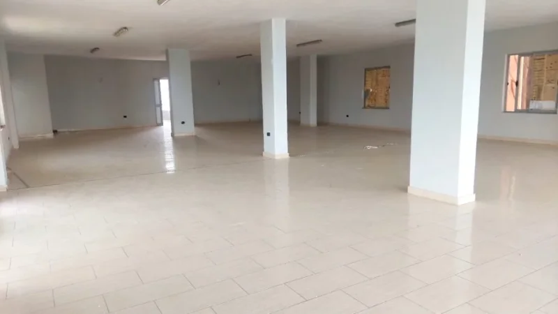 Tirane, jepet me qera magazine Kati 1, 220 m² 500 € (Mezez)