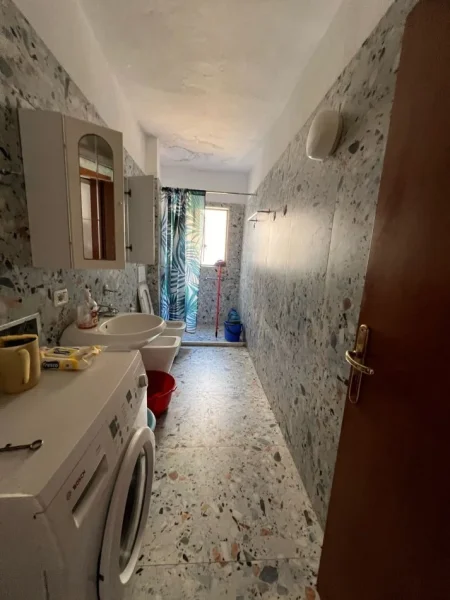 Tirane, jepet me qera apartament 2+1 Kati 5, 90 m² 500 € ( JEPET ME QERA APARTAMENT 2+1 TEK RRUGA FORTUZI NE QENDER TE TIRANES)