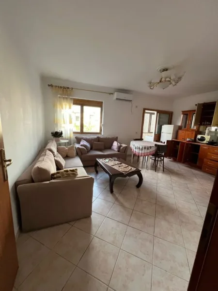 Tirane, jepet me qera apartament 2+1 Kati 5, 90 m² 500 € ( JEPET ME QERA APARTAMENT 2+1 TEK RRUGA FORTUZI NE QENDER TE TIRANES)