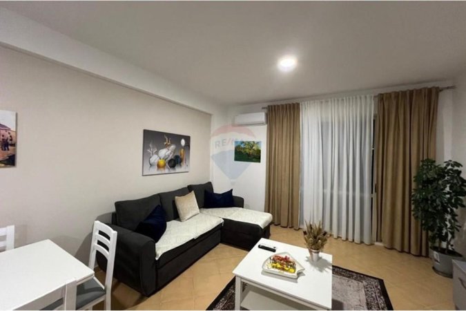 Tirane, jepet me qera 2+1 , 100 m² 700 € (Komuna e Parisit)