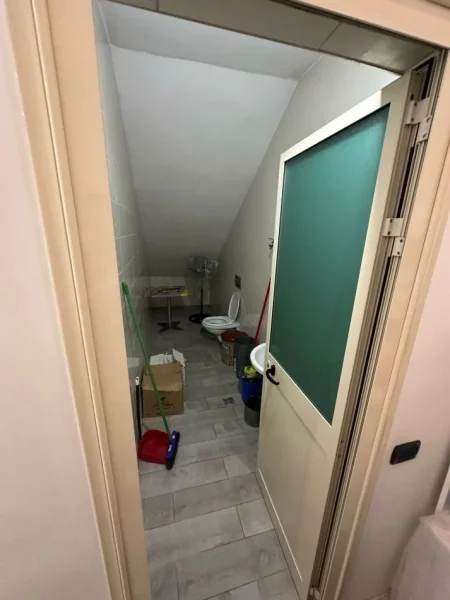 Tirane, jepet me qera ambjent biznesi Kati 0, 40 m² 300 € (pallatet cabej)