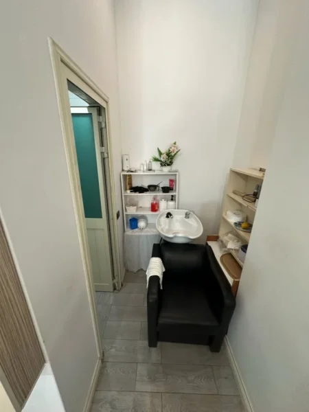 Tirane, jepet me qera ambjent biznesi Kati 0, 40 m² 300 € (pallatet cabej)