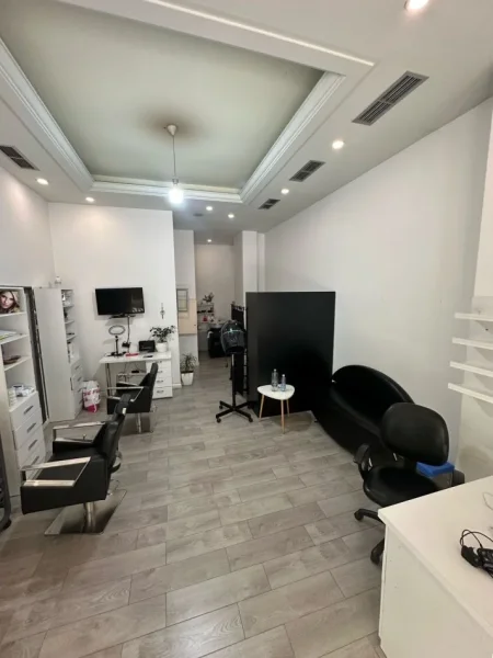 Tirane, shitet ambjent biznesi Kati 0, 40 m² (pallatet cabej)