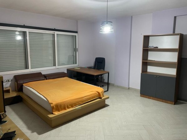Tirane, jap me qera apartament 2+1+Ballkon Kati 8, 400 € (Rruga Bajram Tushi, prane bulevardit Migjeni)