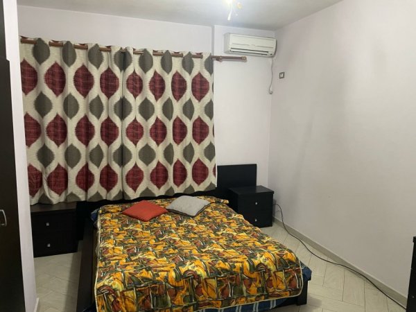 Tirane, jap me qera apartament 2+1+Ballkon Kati 8, 400 € (Rruga Bajram Tushi, prane bulevardit Migjeni)