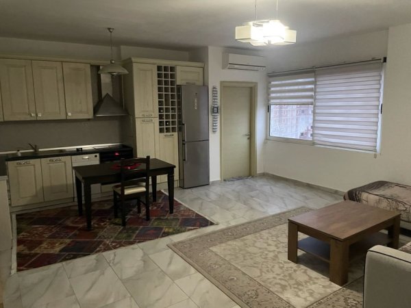 Tirane, jap me qera apartament 2+1+Ballkon Kati 8, 400 € (Rruga Bajram Tushi, prane bulevardit Migjeni)