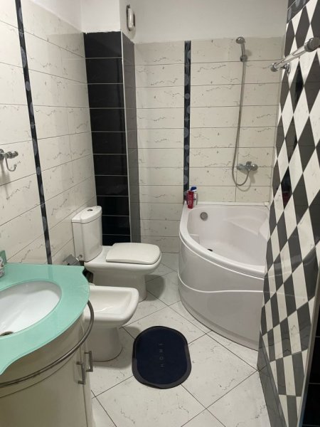 Tirane, jap me qera apartament 2+1+Ballkon Kati 8, 400 € (Rruga Bajram Tushi, prane bulevardit Migjeni)