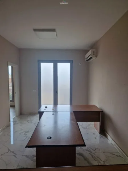 Tirane, jepet me qera zyre Kati 3, 61 m² 400 € (rruga bardhyl)