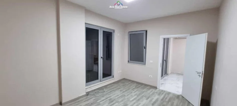 Tirane, jepet me qera zyre Kati 3, 61 m² 400 € (rruga bardhyl)