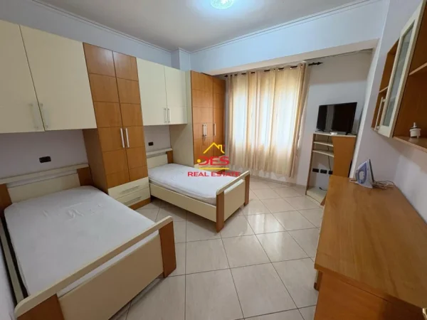 Vlore, jepet me qera apartament 2+1+Ballkon Kati 5, 110 m² 400 € (Rr 7 Nëntori)