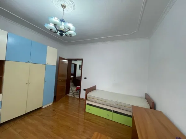 Tirane, jap me qera apartament 2+1+Ballkon Kati 2, 140 m² 500 € (ali demi)