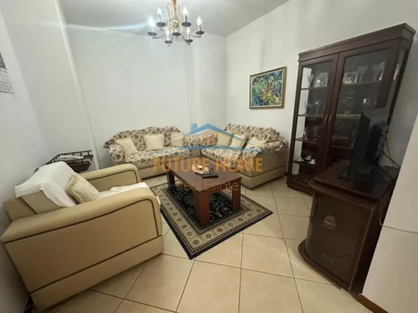 Tirane, jepet me qera 2+1 Kati 3, 90 m² 700 € (Petronini Luarasi, Tiranë)