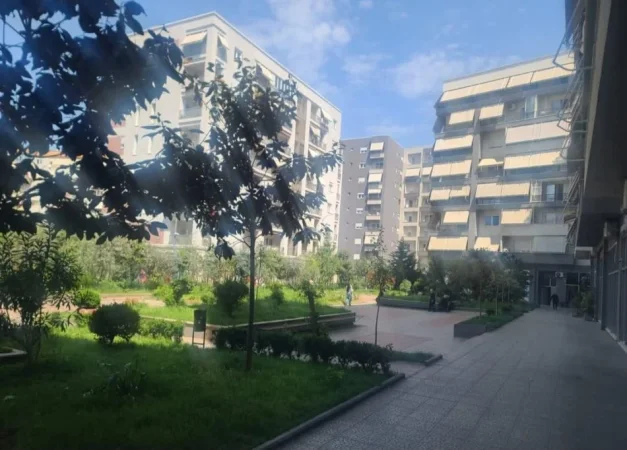 Tirane, jepet me qera zyre Kati 0, 110 m² 1.600€ (Komuna parisit)