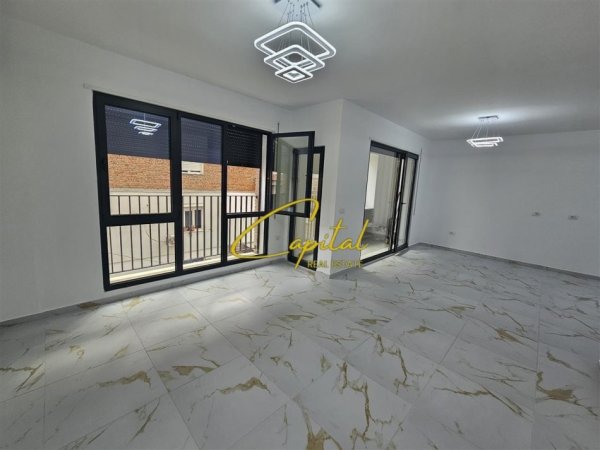 Tirane, jepet me qera zyre Kati 1, 120 m² 800 € (ISH TREGU ELEKTRIK)