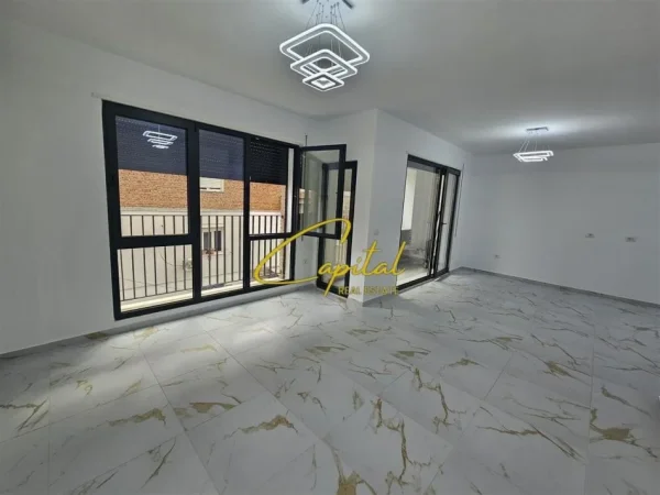 Tirane, jepet me qera zyre Kati 1, 120 m² 800 € (ISH TREGU ELEKTRIK)