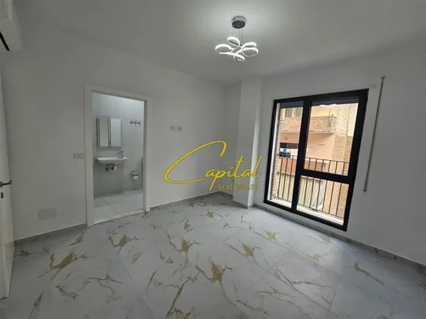 Tirane, jepet me qera zyre Kati 1, 120 m² 800 € (ISH TREGU ELEKTRIK)