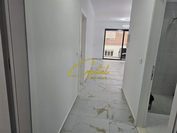 Tirane, jepet me qera zyre Kati 1, 120 m² 800 € (ISH TREGU ELEKTRIK)