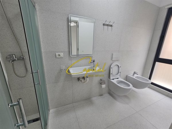 Tirane, jepet me qera zyre Kati 1, 120 m² 800 € (ISH TREGU ELEKTRIK)