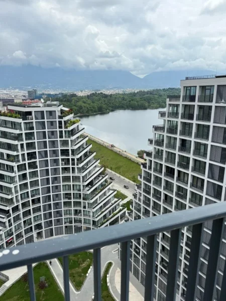 Tirane, jepet me qera ambjent biznesi Kati 15, 190 m² 5.000 € (liqeni artificial)