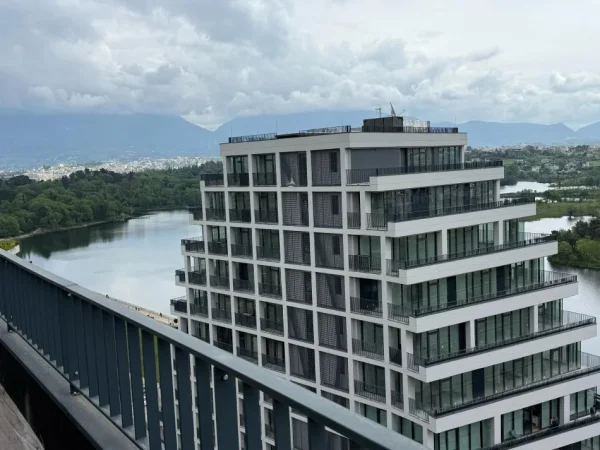 Tirane, jepet me qera ambjent biznesi Kati 15, 190 m² 5.000 € (liqeni artificial)
