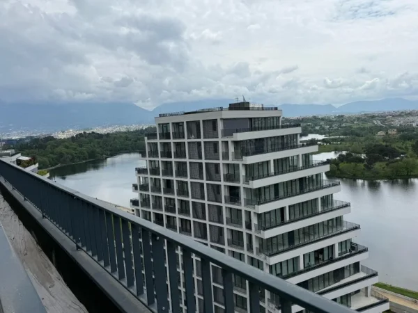 Tirane, jepet me qera ambjent biznesi Kati 15, 190 m² 5.000 € (liqeni artificial)