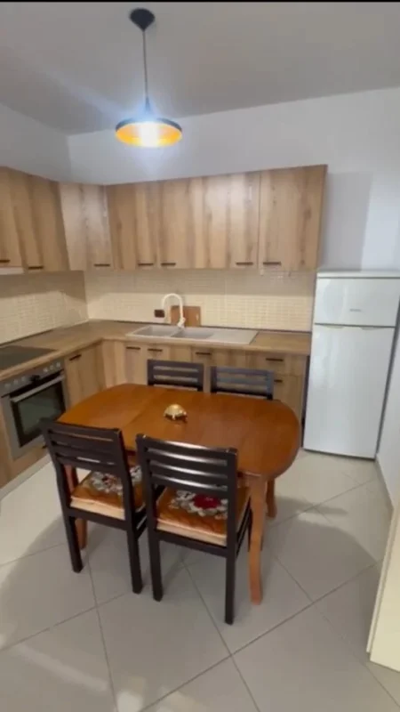 Tirane, jap me qera 2+1+Ballkon Kati 2, 90 m² 500 € (loni ligori)