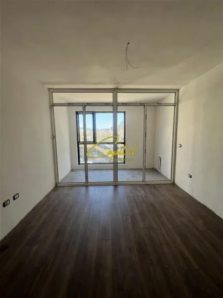 Tirane, jepet me qera zyre Kati 3, 81 m² 500 € (KOMPLEKSI TURDIU)