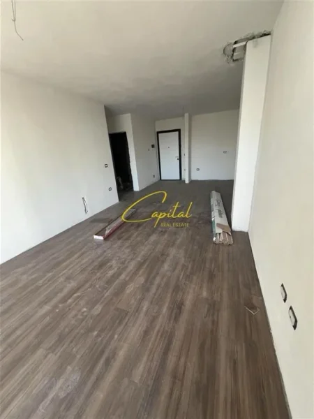 Tirane, jepet me qera zyre Kati 3, 81 m² 500 € (KOMPLEKSI TURDIU)