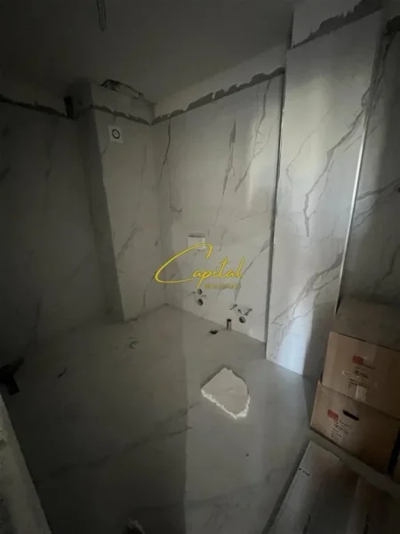 Tirane, jepet me qera zyre Kati 3, 81 m² 500 € (KOMPLEKSI TURDIU)