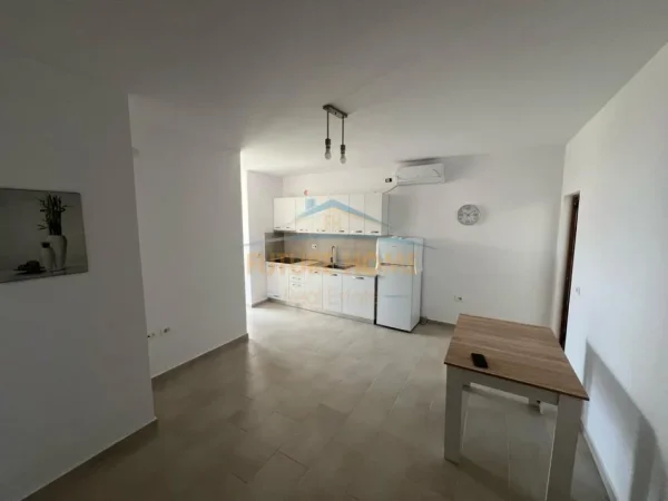 Tirane, jepet me qera apartament 1+1 Kati 7, 60 m² 600 € (Bulevardi Bajram Curri)