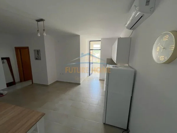 Tirane, jepet me qera apartament 1+1 Kati 7, 60 m² 600 € (Bulevardi Bajram Curri)