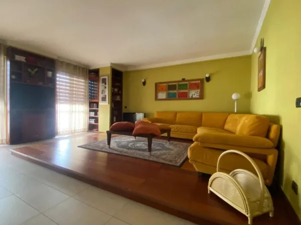 Tirane, jepet me qera apartament 2+1+Ballkon Kati 5, 120 m² 850 € (rruga hoxha tahsim)