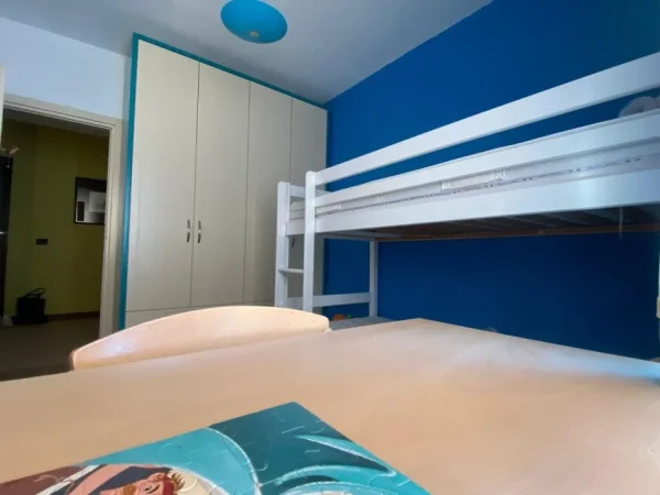 Tirane, jepet me qera apartament 2+1+Ballkon Kati 5, 120 m² 850 € (rruga hoxha tahsim)