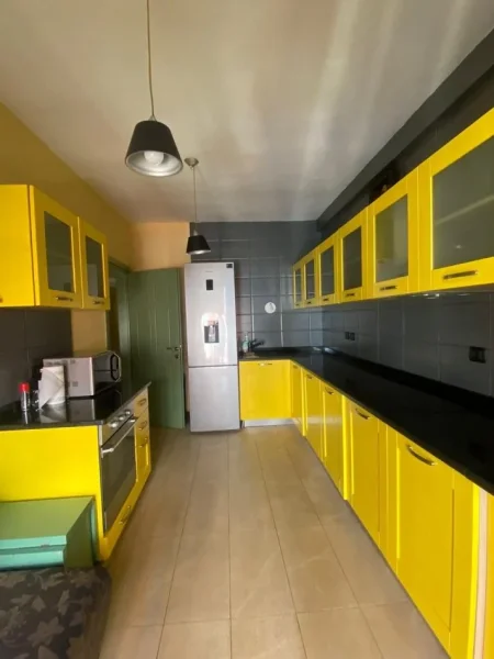 Tirane, jepet me qera apartament 2+1+Ballkon Kati 5, 120 m² 850 € (rruga hoxha tahsim)