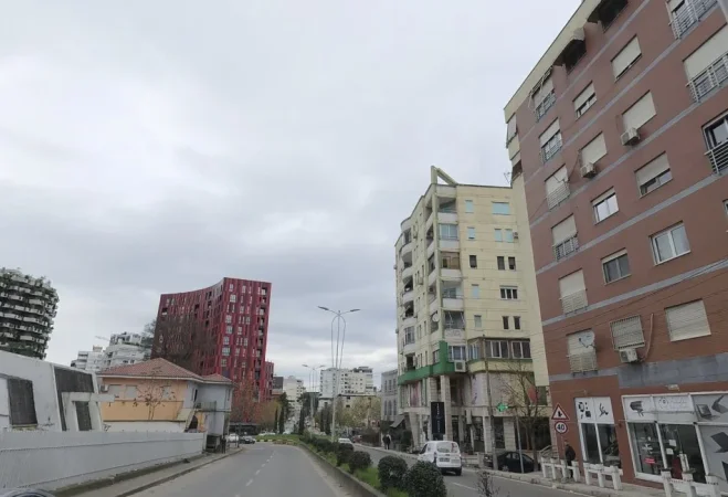 Tirane, jepet me qera apartament 2+1+Ballkon Kati 2, 106 m² 800 € (Rruga e Elbasanit)