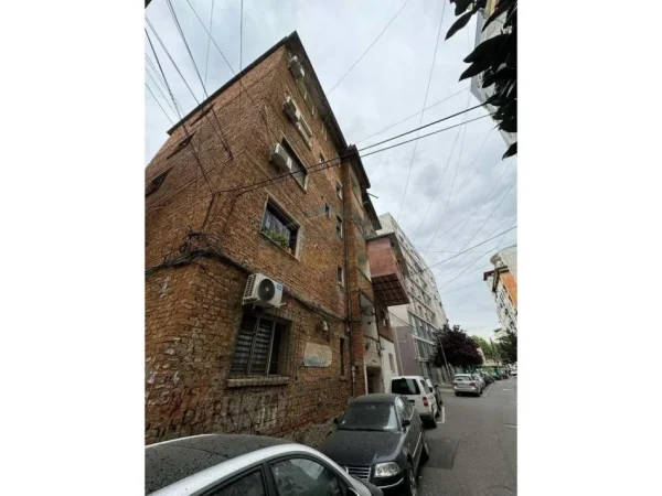 Tirane, jepet me qera apartament 1+1 Kati 3, 75 m² 550 € (Rruga e Barrikadave)