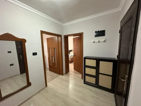 Tirane, jepet me qera apartament 1+1+Ballkon Kati 5, 60 m² 600 € (MYSLYM SHYRI)