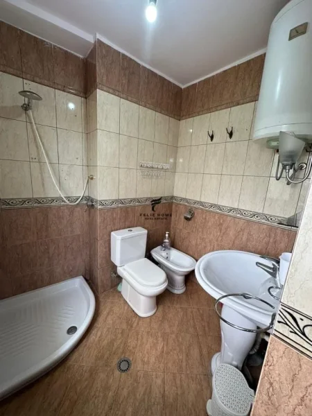 Tirane, jepet me qera apartament 1+1+Ballkon Kati 5, 60 m² 600 € (MYSLYM SHYRI)