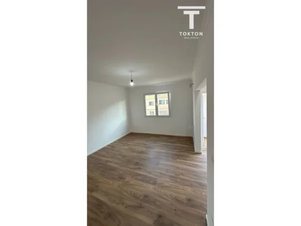 Tirane, shes apartament 2+1+Ballkon Kati 4, 75 m² 148.000 € (Rruga e Kavajes)
