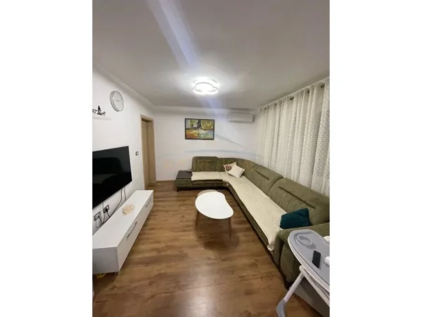 Tirane, jepet me qera apartament 2+1 Kati 5, 80 m² 600 € (mine peza)
