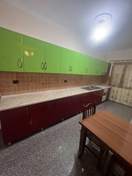 Tirane, jepet me qera apartament 2+1+Ballkon , 100 m² 350 € (Rruga Shaban duka)