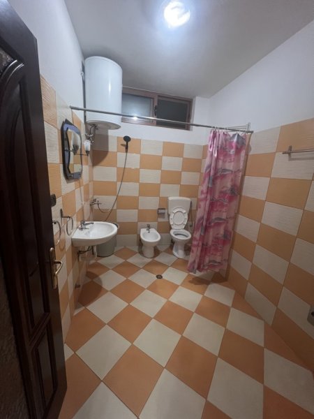 Tirane, jepet me qera apartament 2+1+Ballkon , 100 m² 350 € (Rruga Shaban duka)