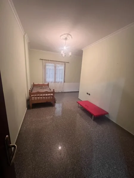 Tirane, jepet me qera apartament 2+1+Ballkon , 100 m² 350 € (Rruga Shaban duka)
