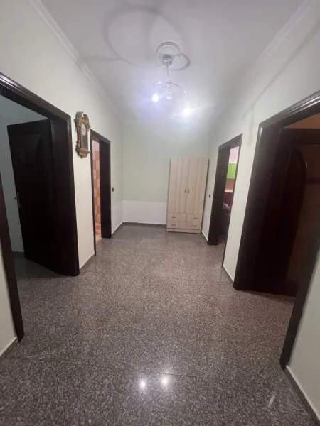 Tirane, jepet me qera apartament 2+1+Ballkon , 100 m² 350 € (Rruga Shaban duka)