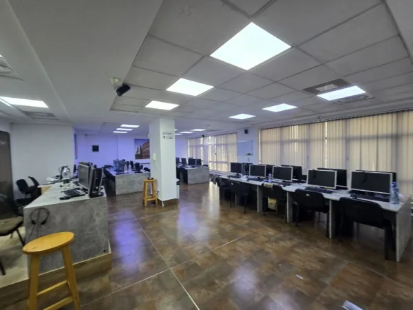 Tirane, jepet me qera ambjent biznesi Kati 3, 230 m² 2.600 € (RRUGA E BARRIKADAVE)