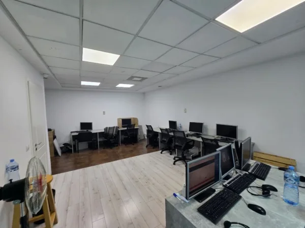 Tirane, jepet me qera ambjent biznesi Kati 3, 230 m² 2.600 € (RRUGA E BARRIKADAVE)