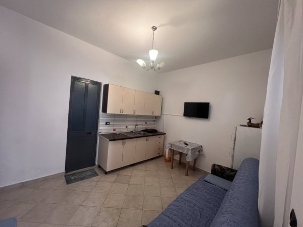 Tirane, jepet me qera shtepi 1+1 Kati 0, 60 m² 300 €