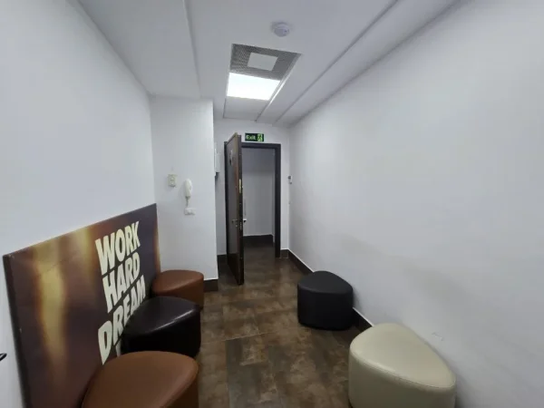 Tirane, jepet me qera ambjent biznesi Kati 3, 230 m² 2.600 € (RRUGA E BARRIKADAVE)