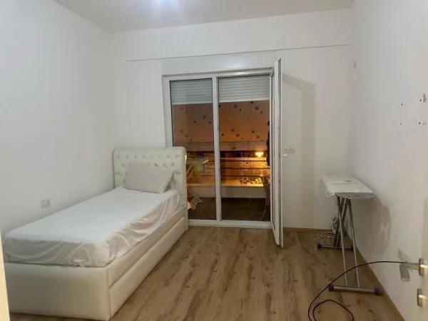Tirane, jepet me qera apartament 2+1+Ballkon Kati 4, 87 m² 800 € (LIQENI I THATE)