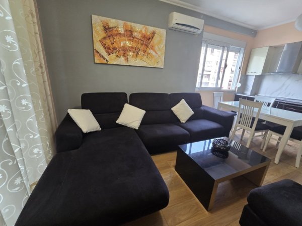 Tirane, jepet me qera apartament 2+1+Ballkon Kati 5, 105 m² 500 € (Yzberisht)